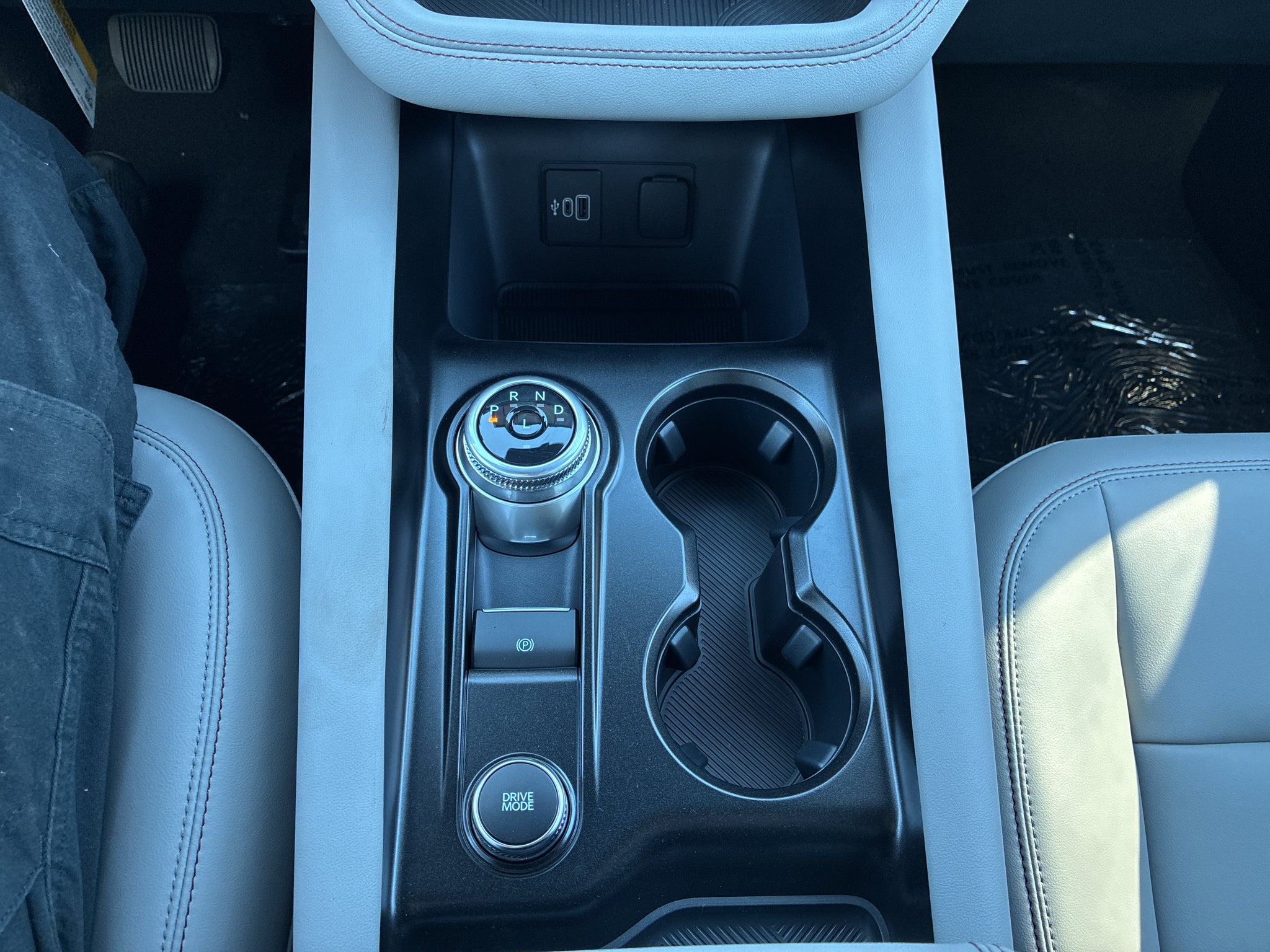 2027 Ford Explorer Active w/200A Pkg