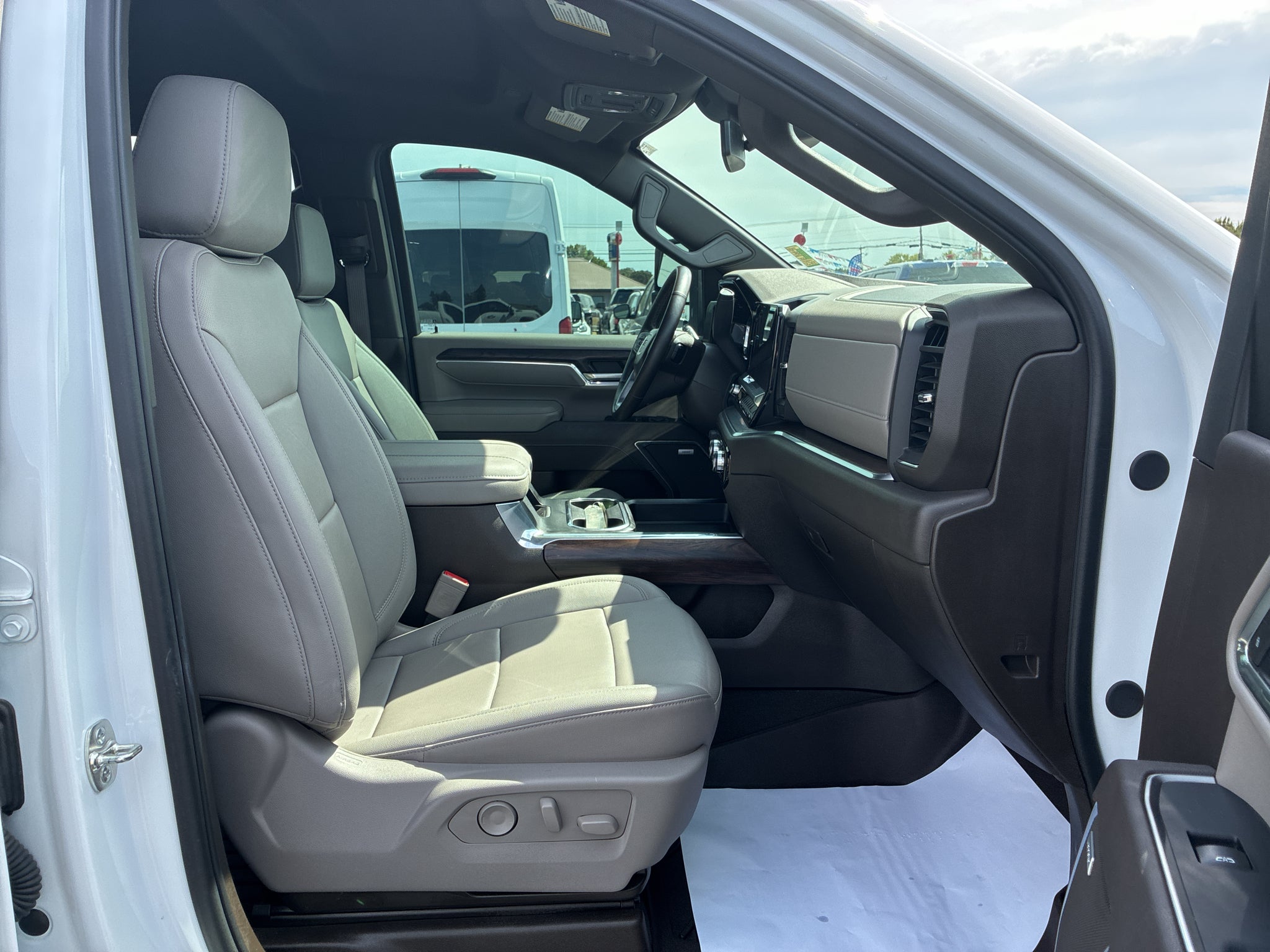 2025 GMC Sierra SLT