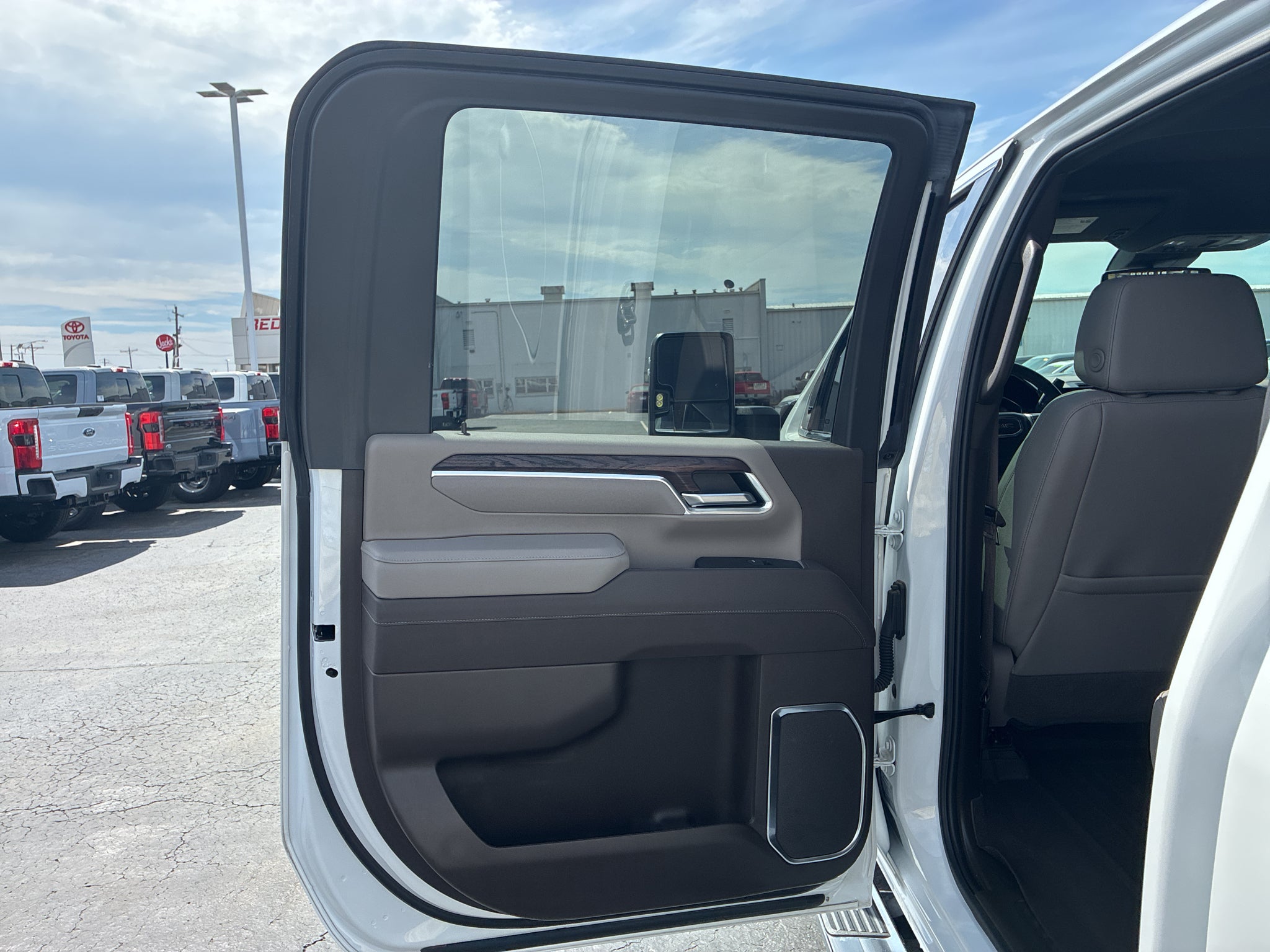 2025 GMC Sierra SLT