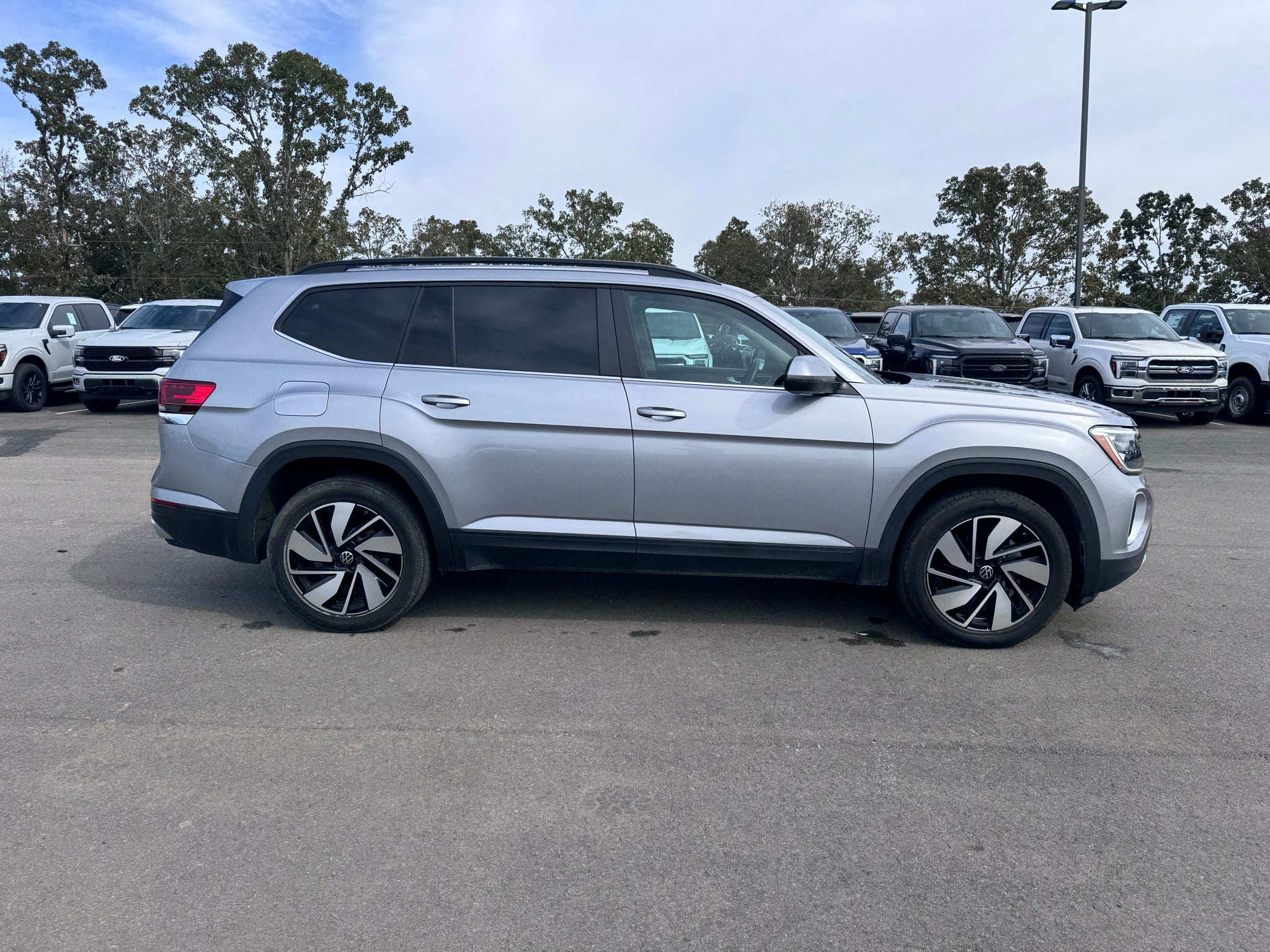 2024 Volkswagen Atlas 2.0T SE w/Technology