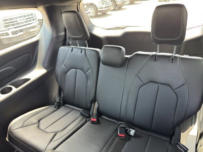 2025 Chrysler Voyager LX