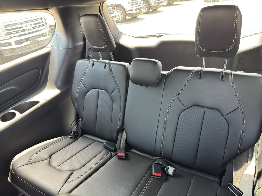 2025 Chrysler Voyager LX