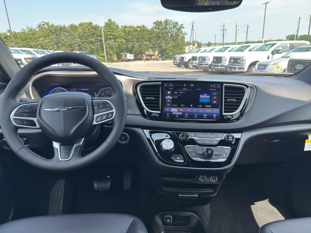 2025 Chrysler Voyager LX