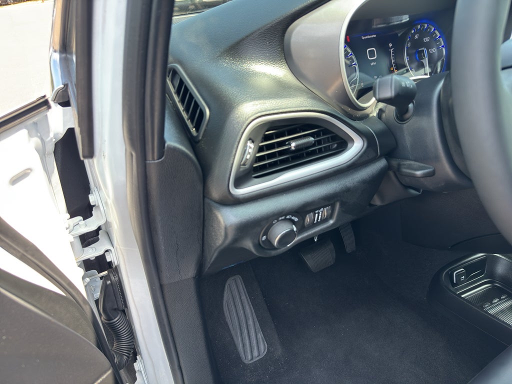 2025 Chrysler Voyager LX