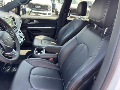 2025 Chrysler Voyager LX