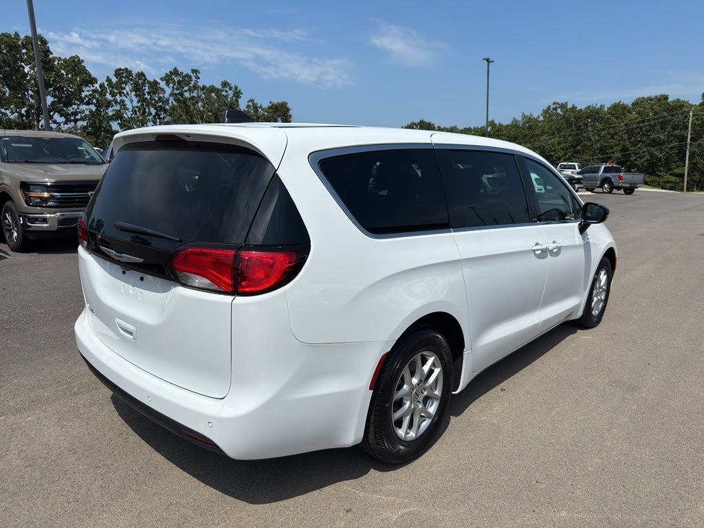 2025 Chrysler Voyager LX