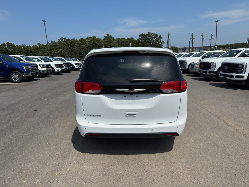 2025 Chrysler Voyager LX