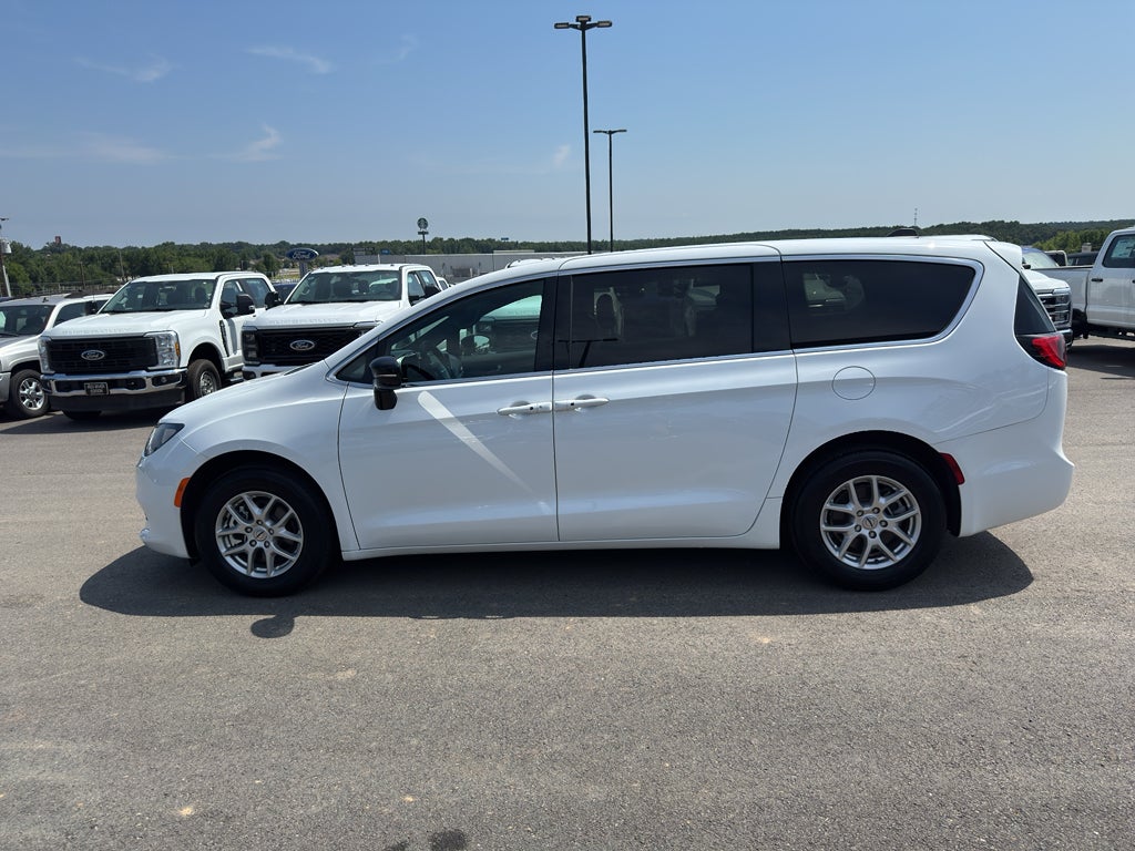 2025 Chrysler Voyager LX