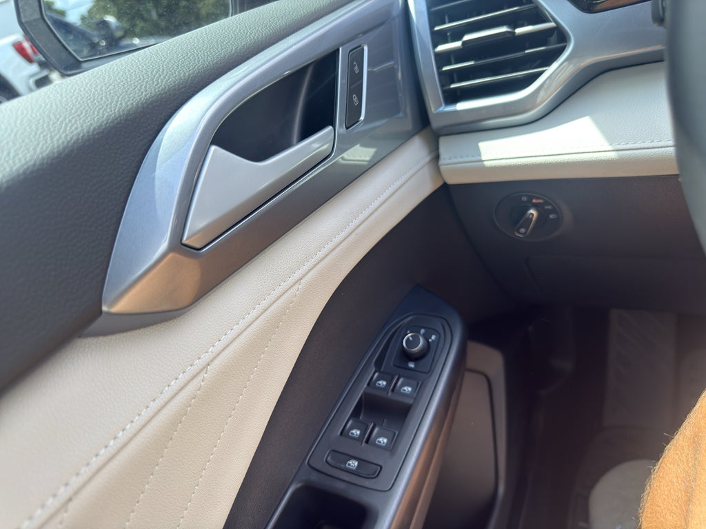 2025 Volkswagen Taos SEL