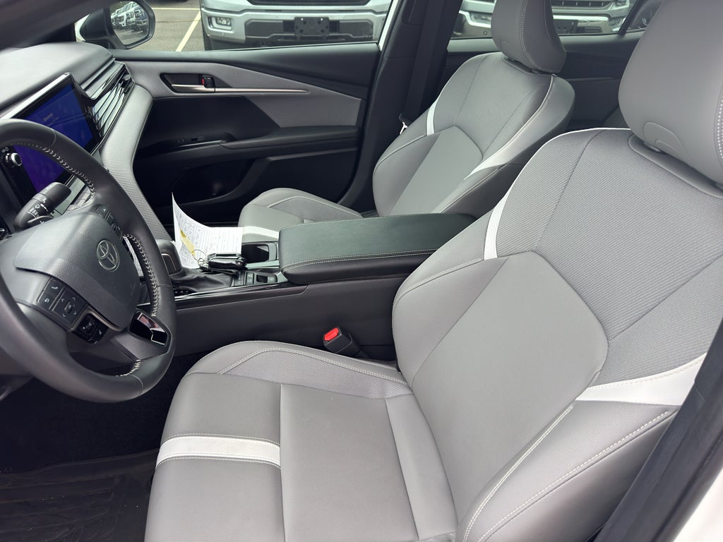 2025 Toyota Camry Hybrid SE