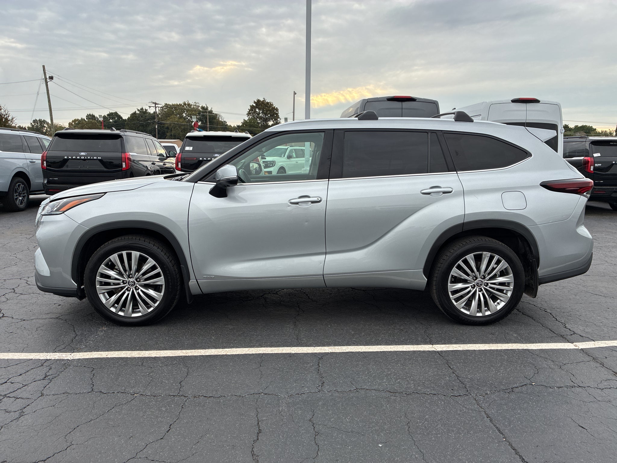 2024 Toyota Highlander Hybrid Hybrid Platinum